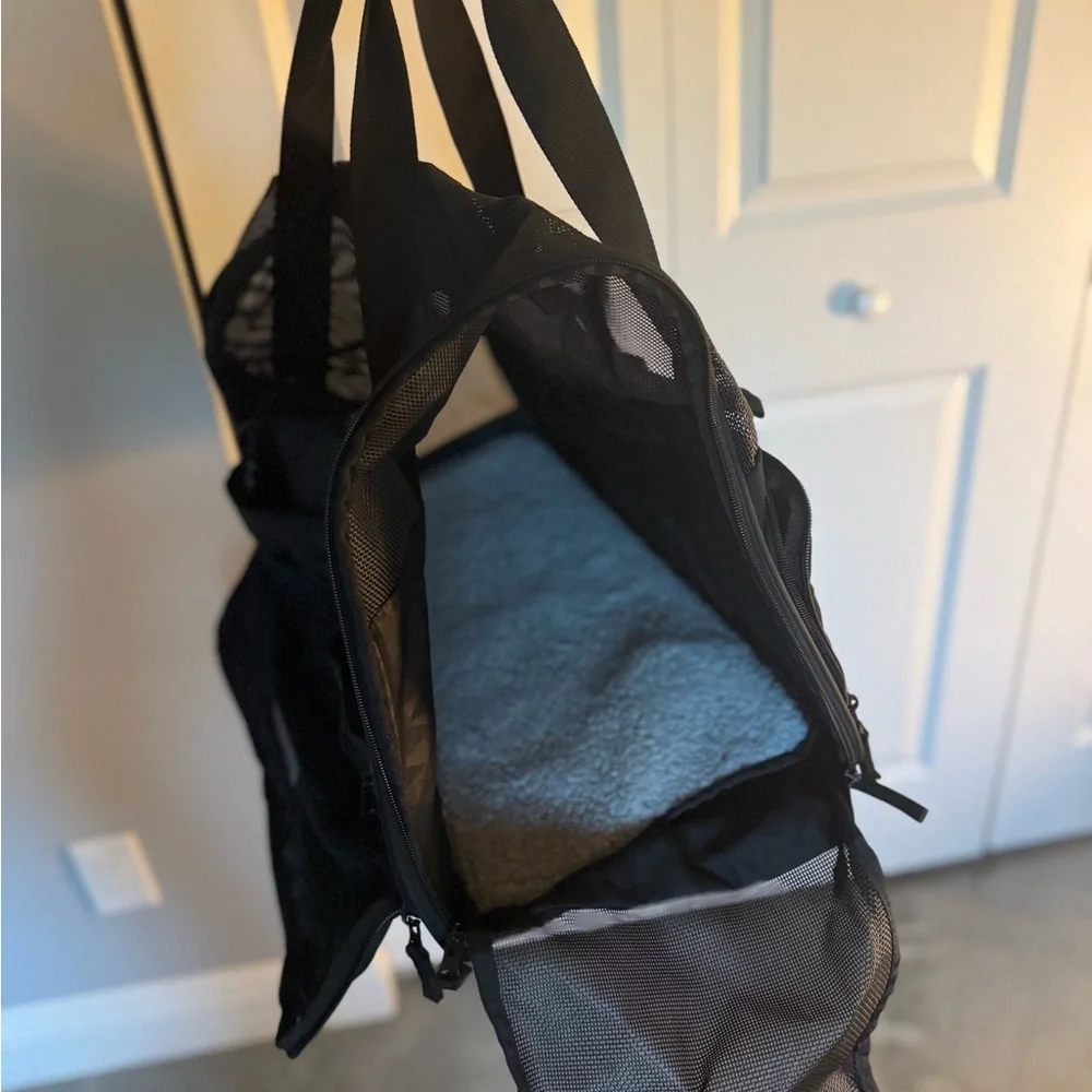 SwissGear Pet Carrier – Excellent Condition